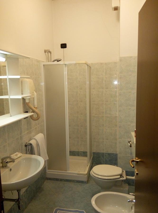 Hotel Cristallo Novara Bagian luar foto