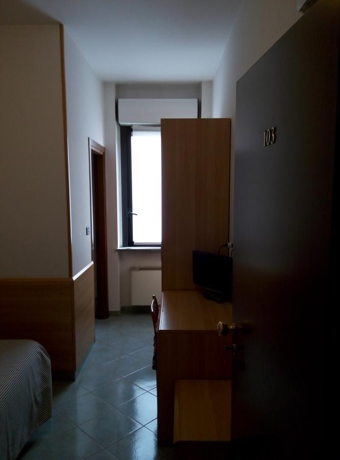 Hotel Cristallo Novara Bagian luar foto