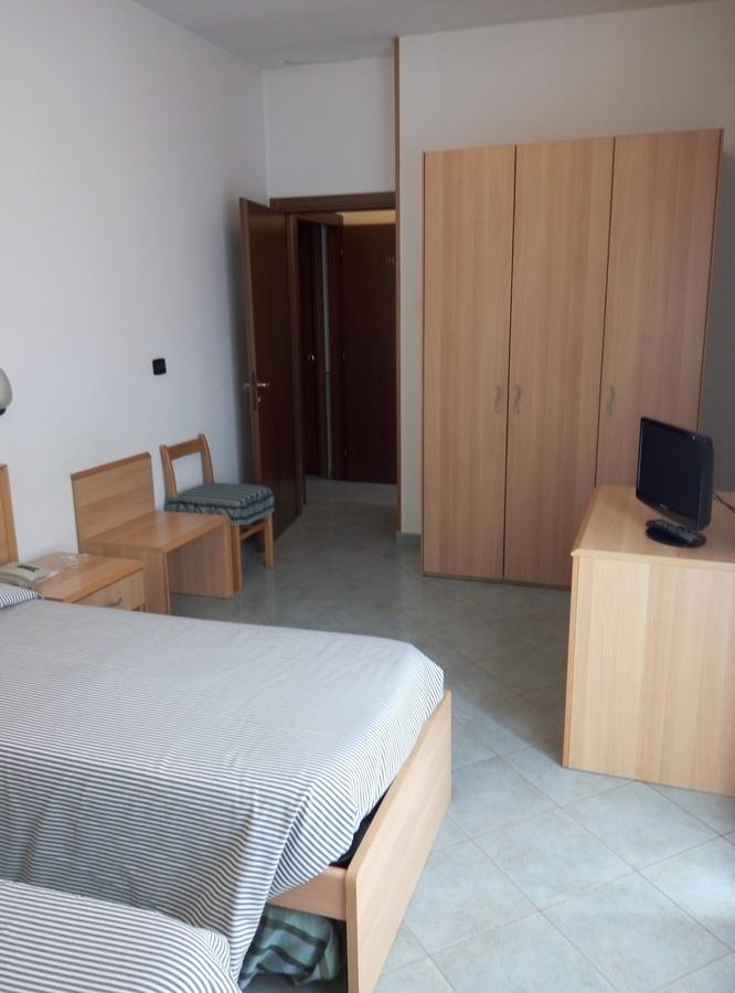 Hotel Cristallo Novara Bagian luar foto