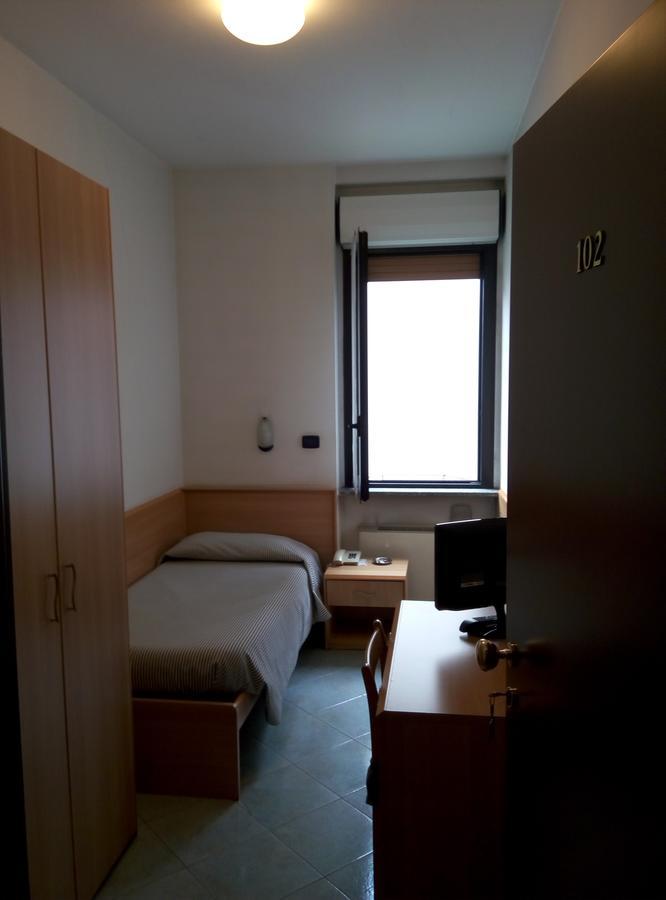 Hotel Cristallo Novara Bagian luar foto