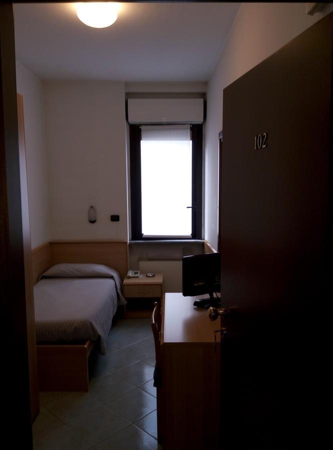 Hotel Cristallo Novara Bagian luar foto