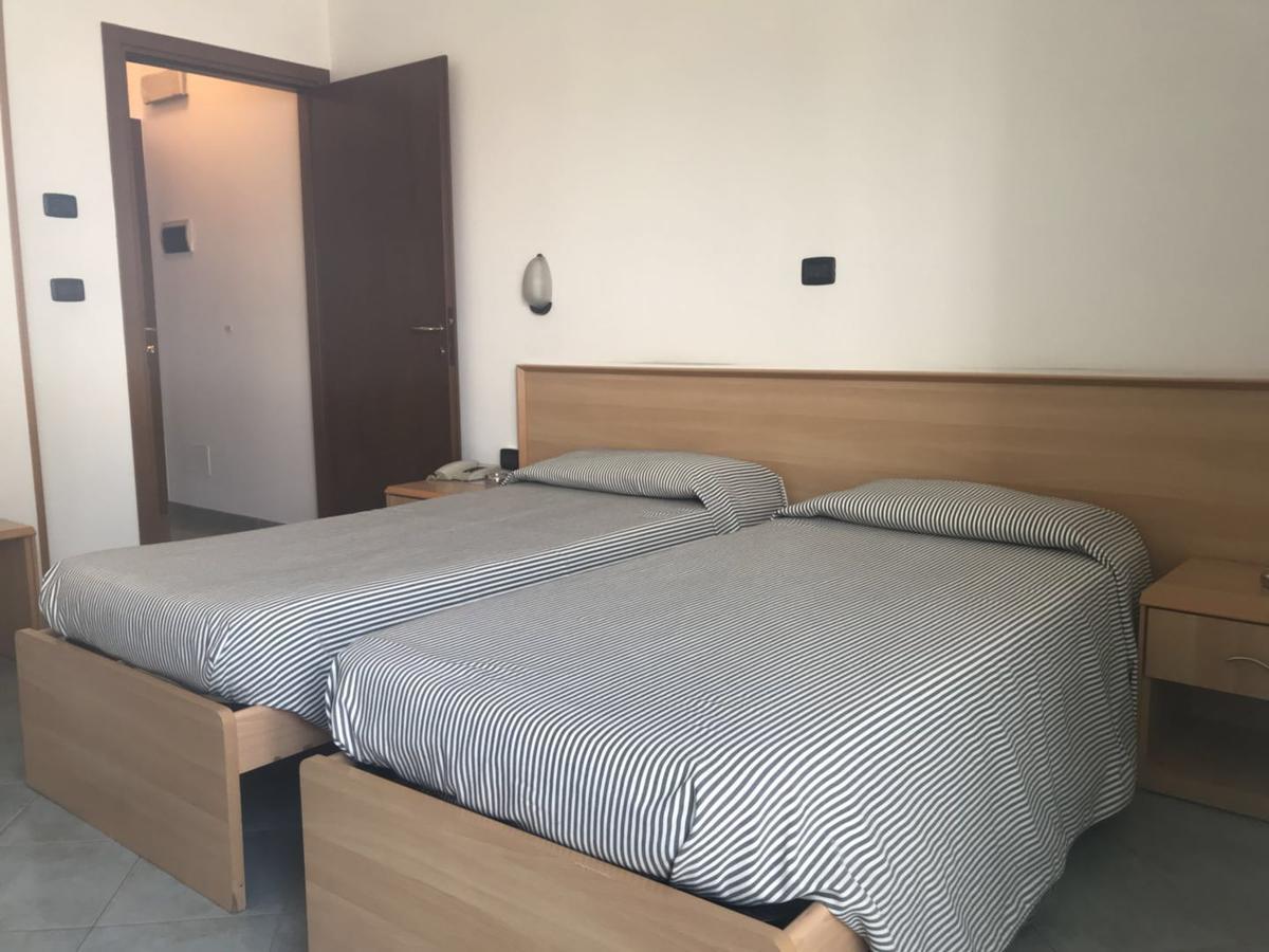 Hotel Cristallo Novara Bagian luar foto